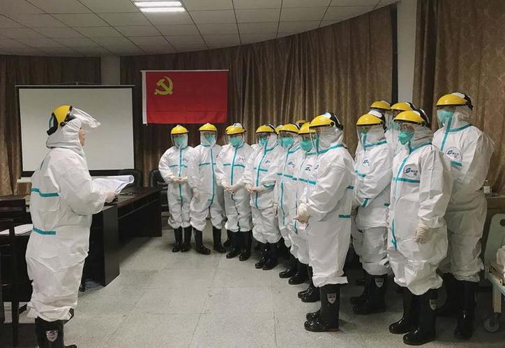 1月17日,吕桂枝护士长给第一批进入隔离区的医护人员讲解防护用品的